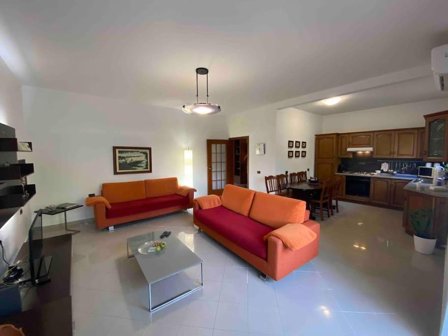 Η κουζίνα ή μικρή κουζίνα στο A room in a spacious condo,10 min walk from US ambassy