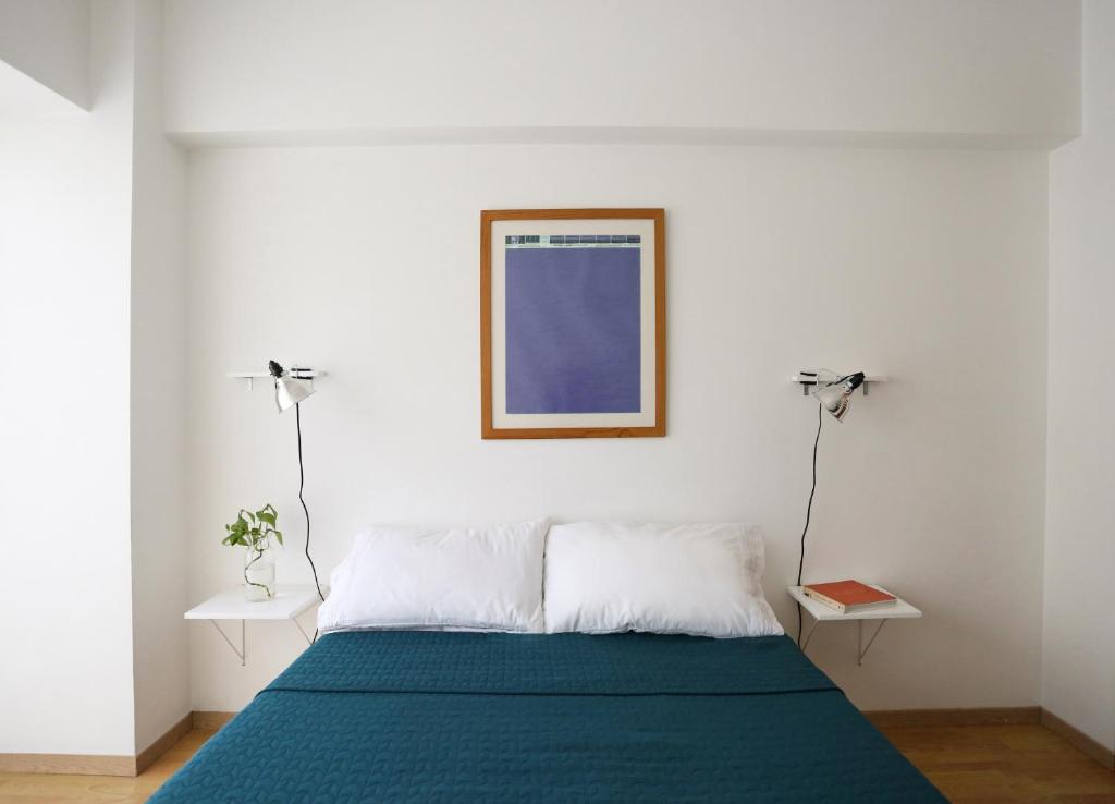 ein Schlafzimmer mit einem Bett mit einer blauen Decke in der Unterkunft Your place near Reforma in Mexiko-Stadt