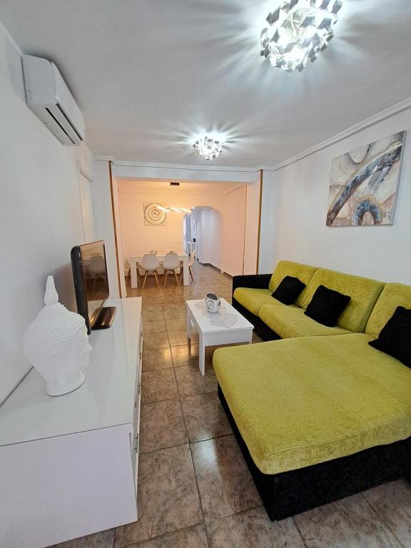 uma sala de estar com um sofá e uma mesa em Apartamento 50mt Playa Cullera (San Antonio) em Cullera