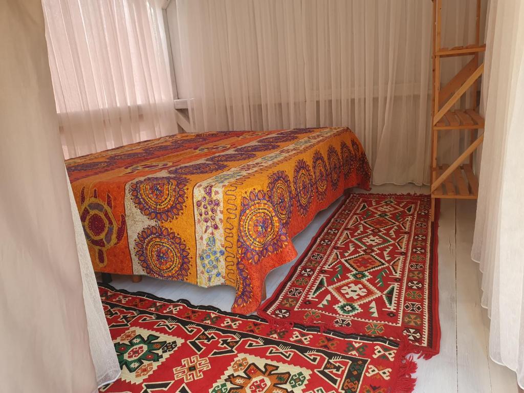 une chambre avec deux lits et deux tapis dans l'établissement Exotic sleeping in the woods near Olbia, à Telti