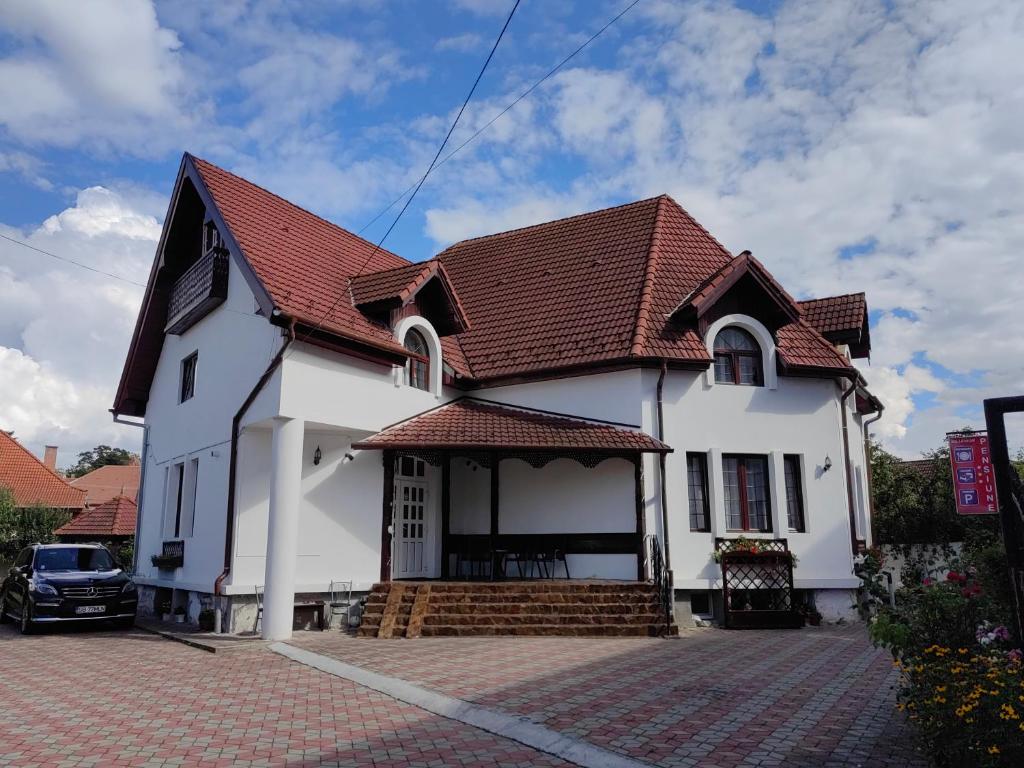 シビウにあるPensiunea Millenium Sibiu - motorcycle friendly travelの赤屋根白屋根