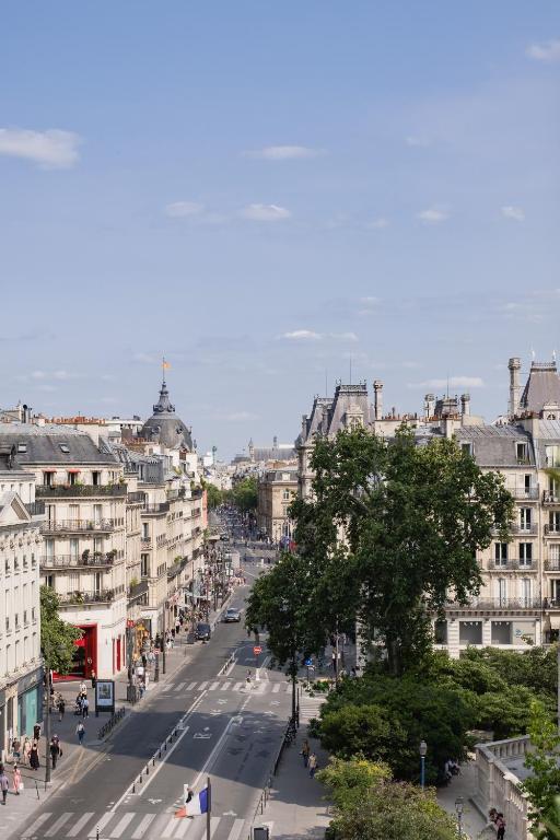 une vue d'une rue dans une ville avec des bâtiments dans l'établissement Veeve - Eclectic Eminence, à Paris