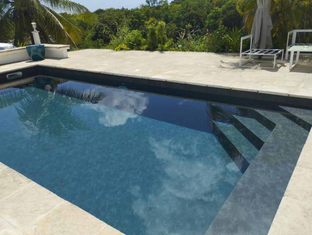 Swimmingpoolen hos eller tæt på Bas de villa vue mer avec deux chambres