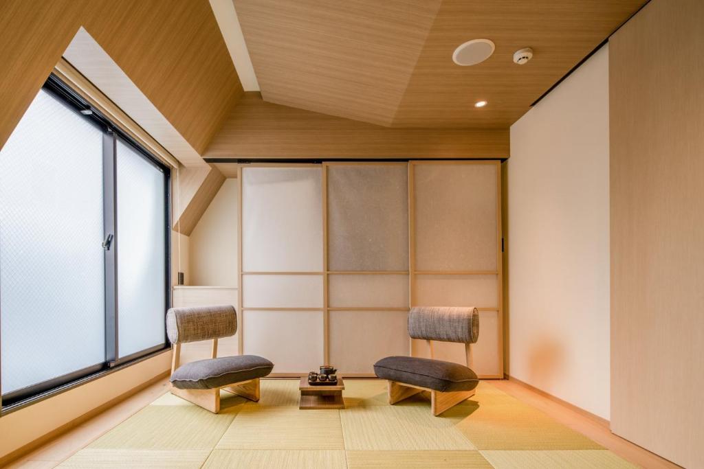 2 sillas en una habitación con ventana en LiveGRACE Hotel Azabu 麻布芝公園, en Tokio