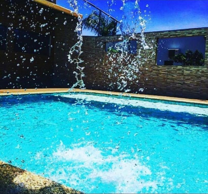 een groot zwembad met een fontein bij Versatile Park Hotel in Ponta Porã