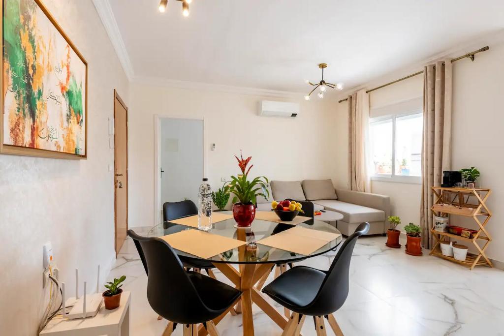 uma sala de estar com uma mesa de jantar e cadeiras em Chic Apart Spacieuse & Lumineuse em Tânger