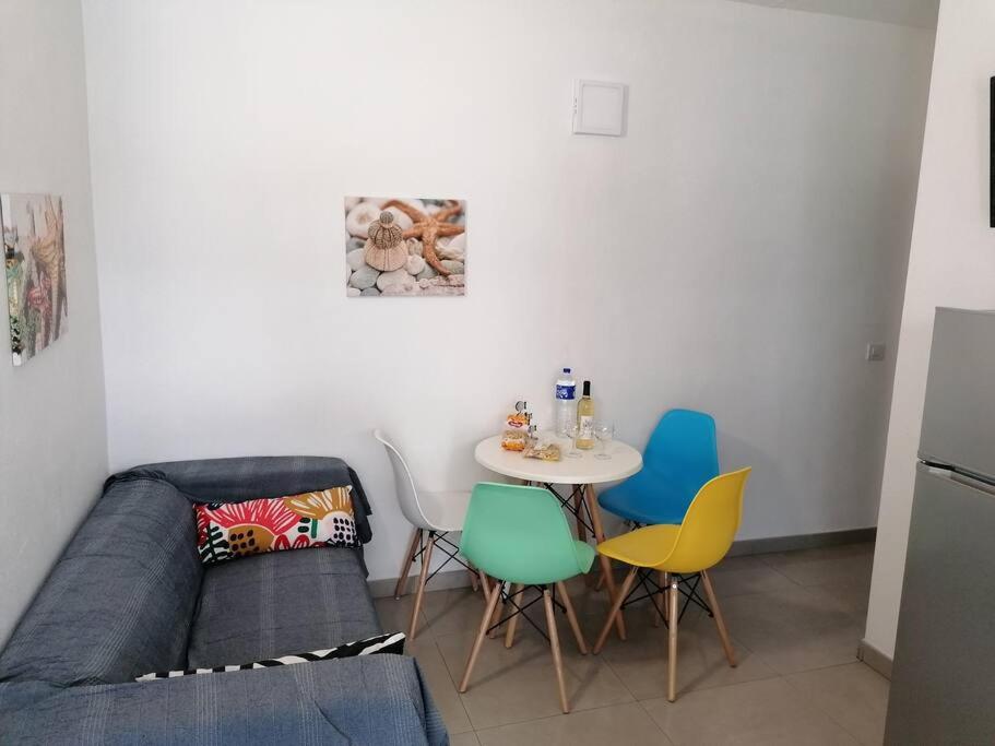 Una sala de estar con una mesa y sillas y un sofá. en Vivienda EL REMO-Vv-2, en Los Llanos de Aridane