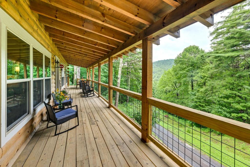 Cullowhee Cabin with Hot Tub, 3 Mi to Lake Glenville, Glenville