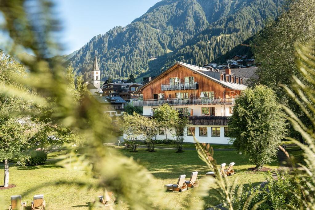 ガシュルンにあるFelbermayer Hotel & AlpineSpa-Montafonの大きな建物と山々を背景にしたリゾート