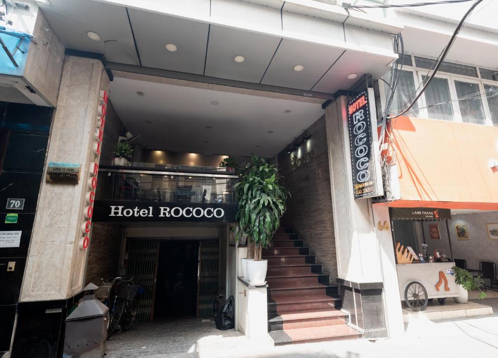 un edificio hotelero con una planta delante en Khách sạn Rococo, en Hanói