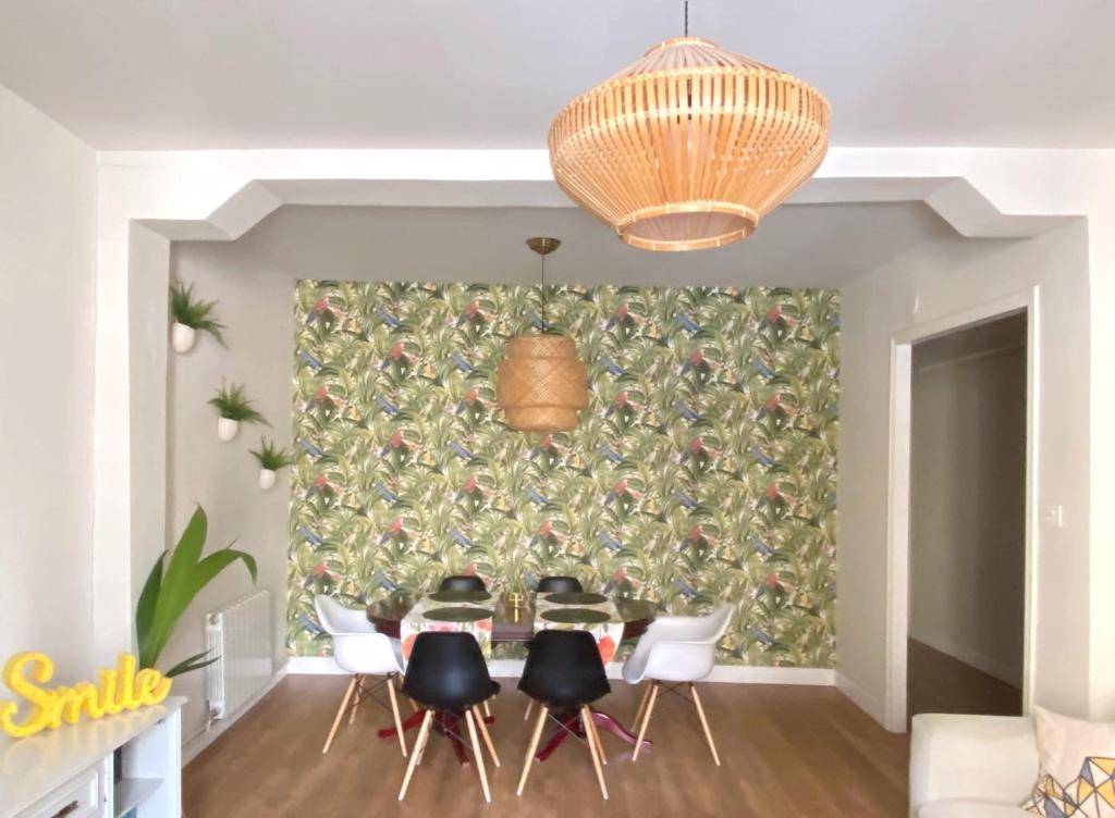 comedor con mesa y sillas frente a una pared en Bilbao Old Town 2 bedrooms 4 guests-Bilbao Casco Viejo 2 dormitorios 4 huéspedes EBI-306, en Bilbao