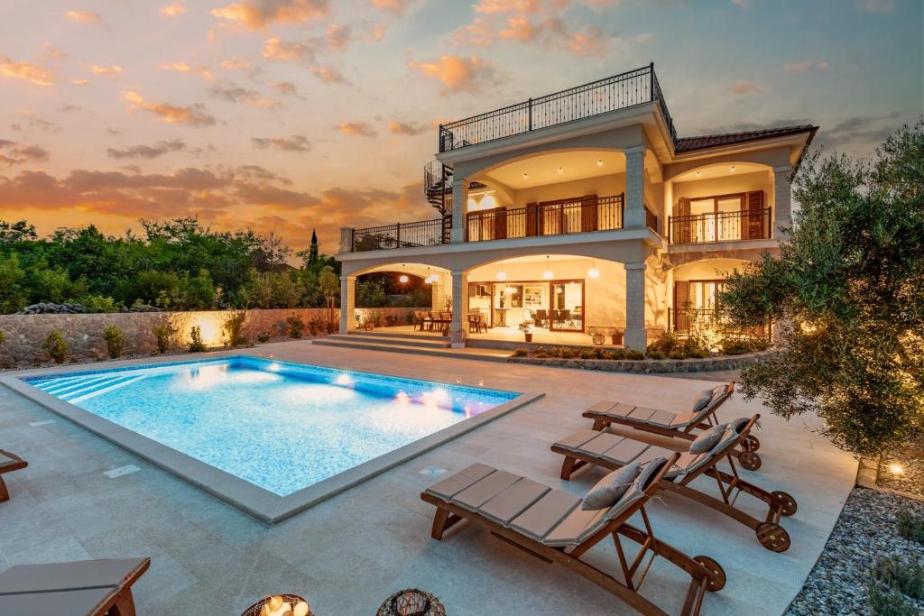 Hồ bơi trong/gần Luxury Villa Glabrova with pool and sauna near the sea on Krk island