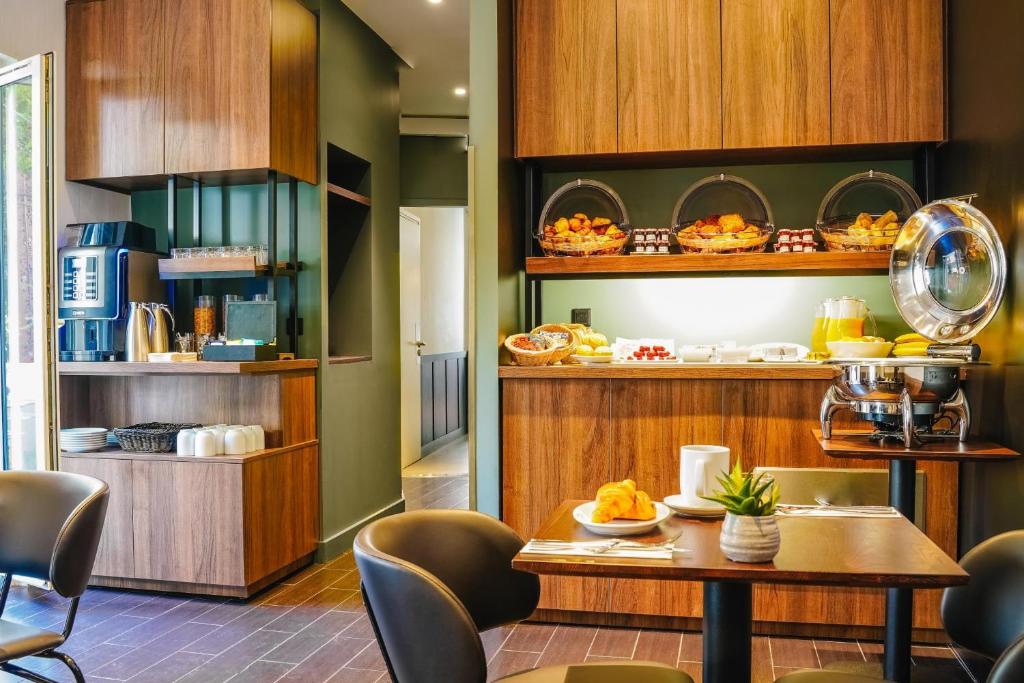 Kuchyň nebo kuchyňský kout v ubytování Timhotel Tour Eiffel