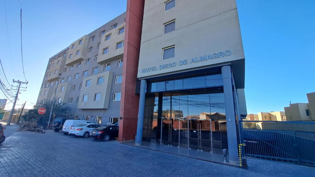 un gran edificio con un cartel en la parte delantera en Hotel Diego de Almagro Alto el Loa Calama, en Calama