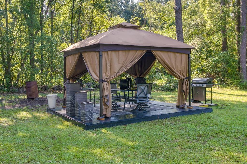 un gazebo con griglia in cortile di Waycross Vacation Rental with Private Backyard! a Waycross