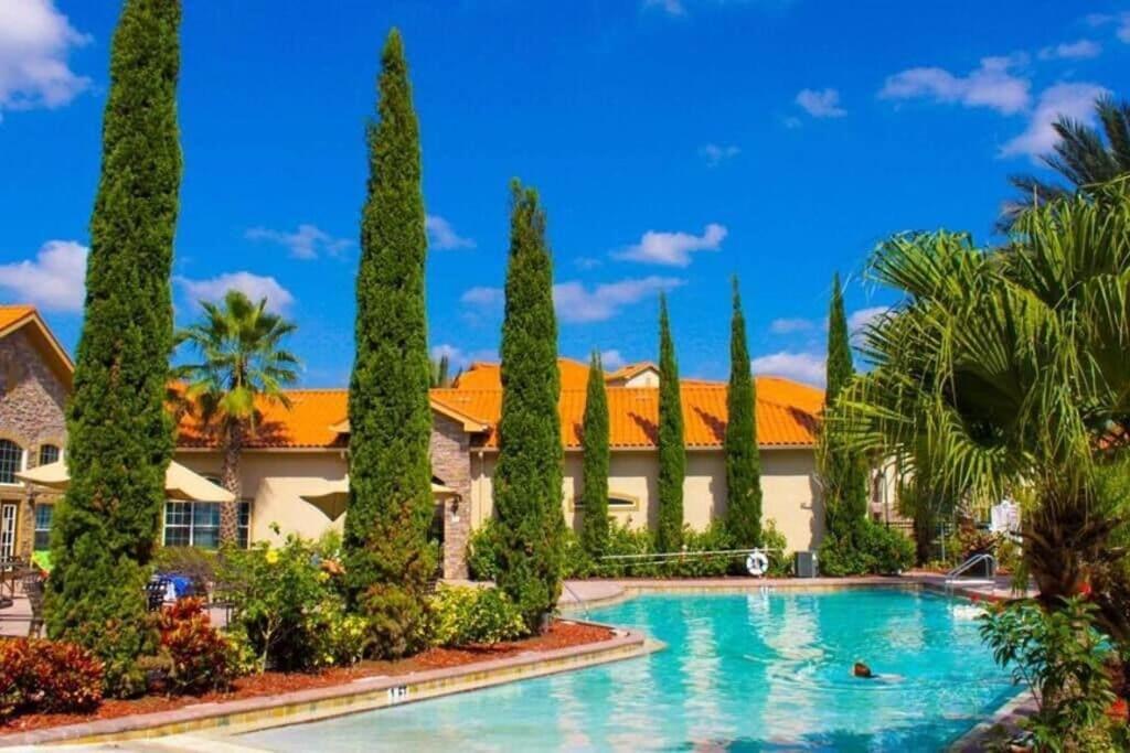 einen Pool in einem Resort mit Palmen in der Unterkunft Gone 2 Florida Vacation Homes in Orlando