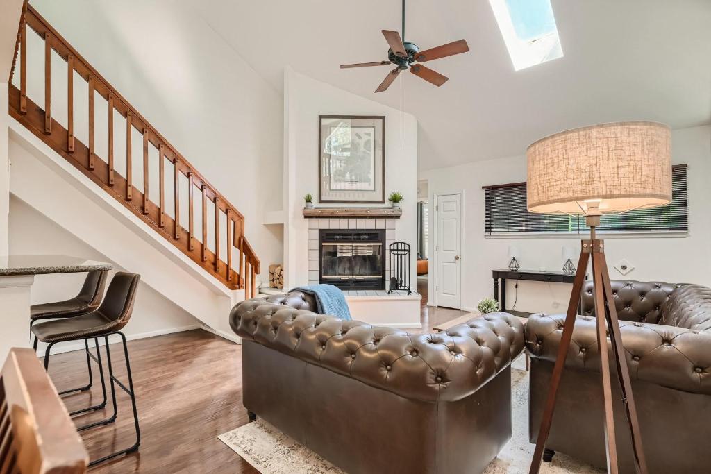 オーロラにある4044 S Carson St Unit B - Auroraのソファとテーブルのあるリビングルーム