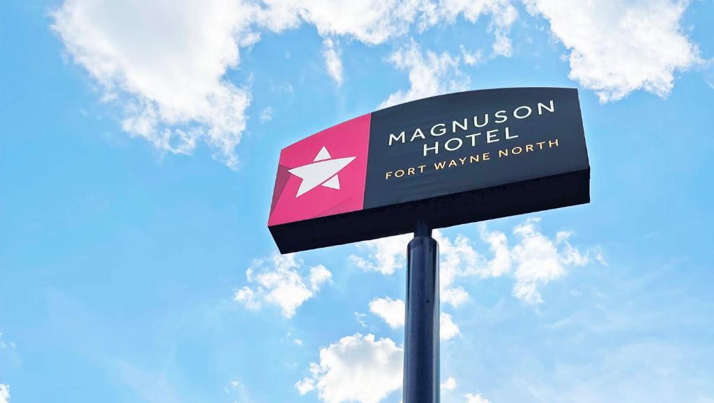 un cartello per un hotel menshedon dopo la serata del vino di Magnuson Hotel Fort Wayne North - Coliseum a Fort Wayne