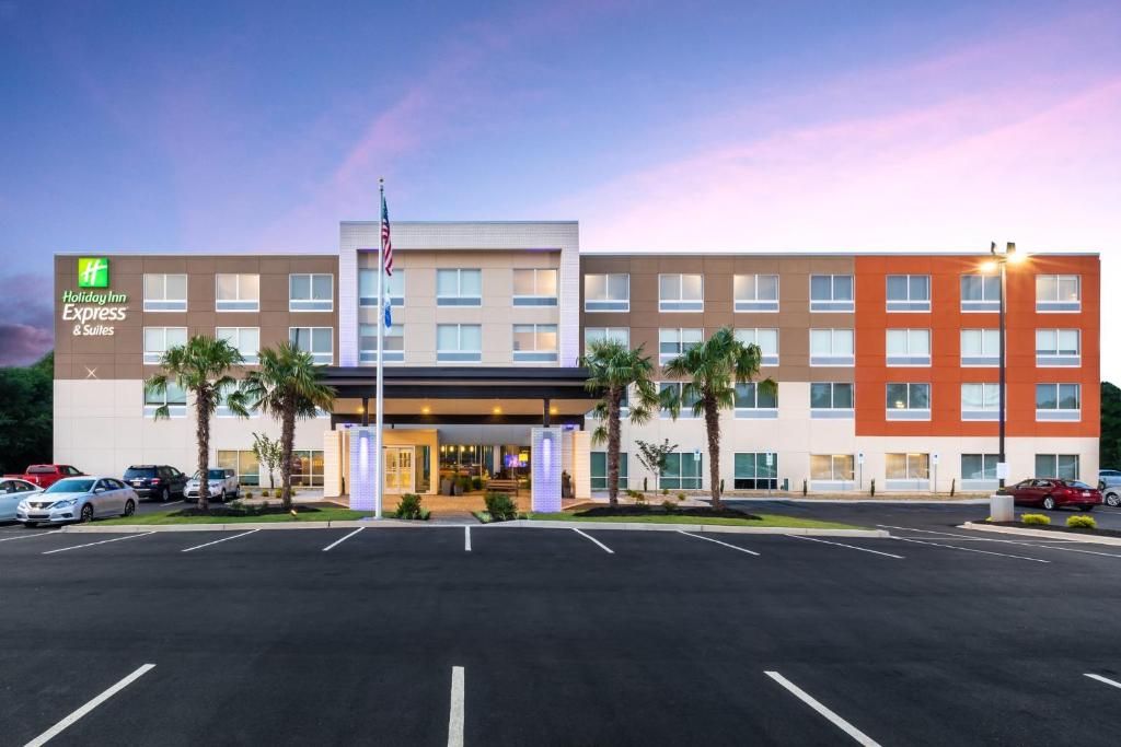 un parking vide en face d'un hôtel dans l'établissement Holiday Inn Express & Suites - Greenville - Taylors, an IHG Hotel, à Greenville