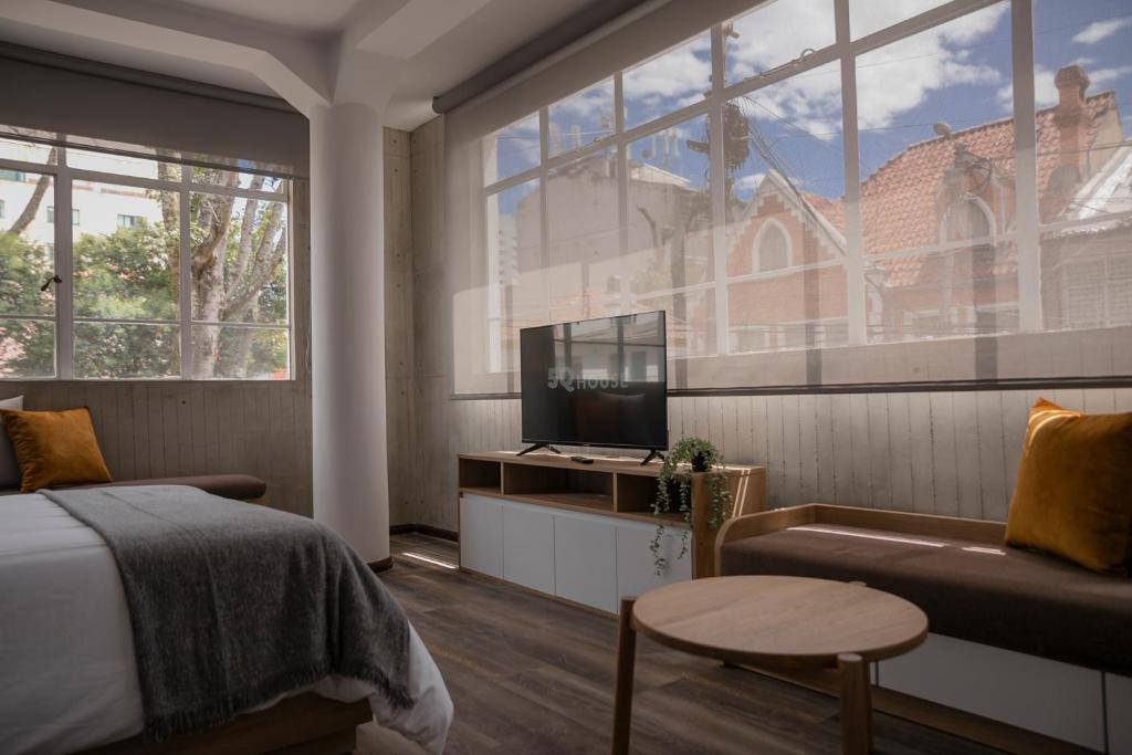 TV a/nebo společenská místnost v ubytování 5Q House Quinta Camacho