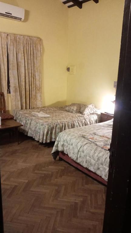 ein Hotelzimmer mit 2 Betten und einem Fenster in der Unterkunft lodecampu in Asunción