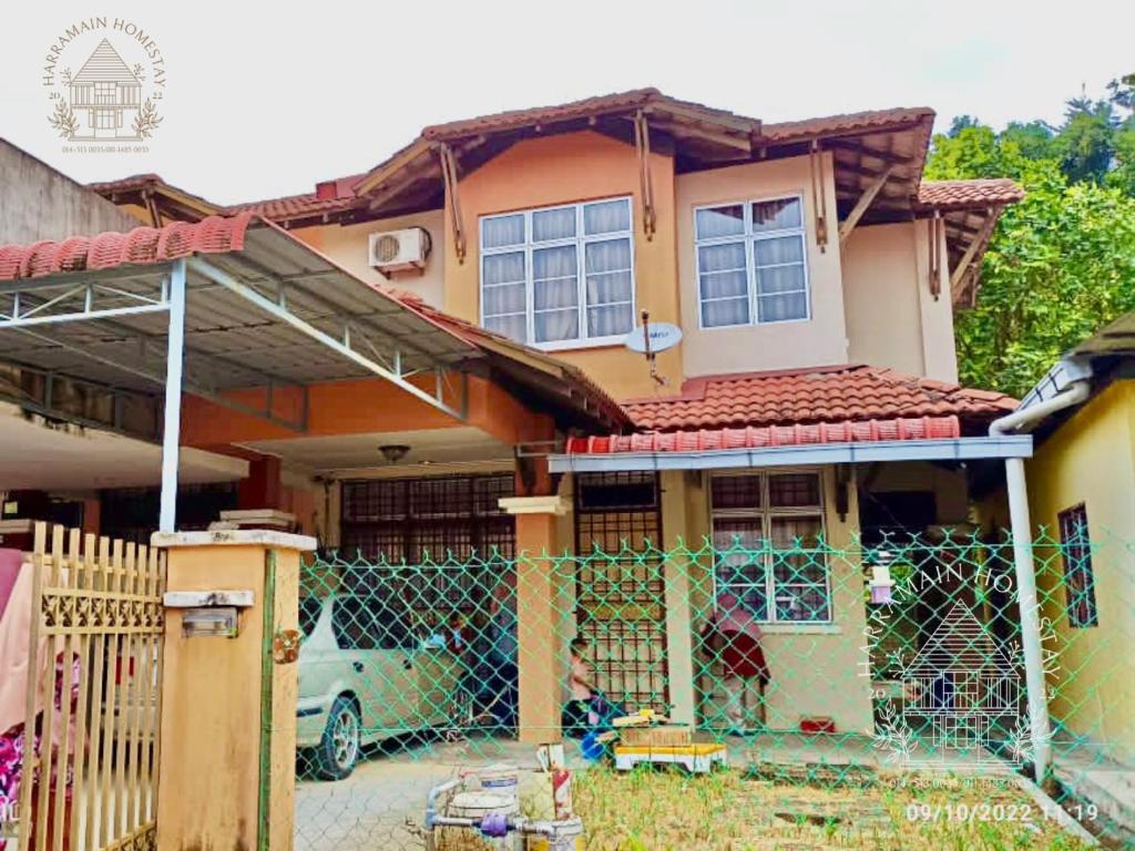 una casa con una valla delante de ella en Harramain Homestay Kuala Krai en Kuala Kerai