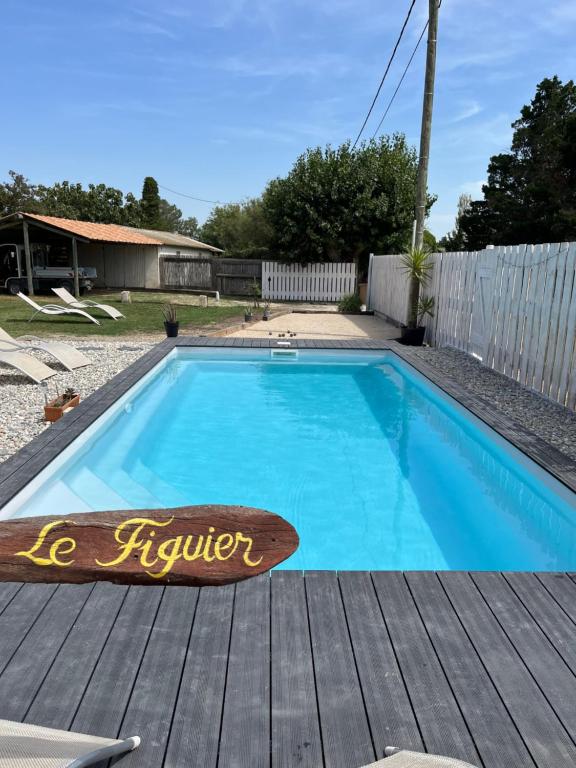 una pequeña piscina azul con terraza de madera en Les Mazets du Paty, en Albaron