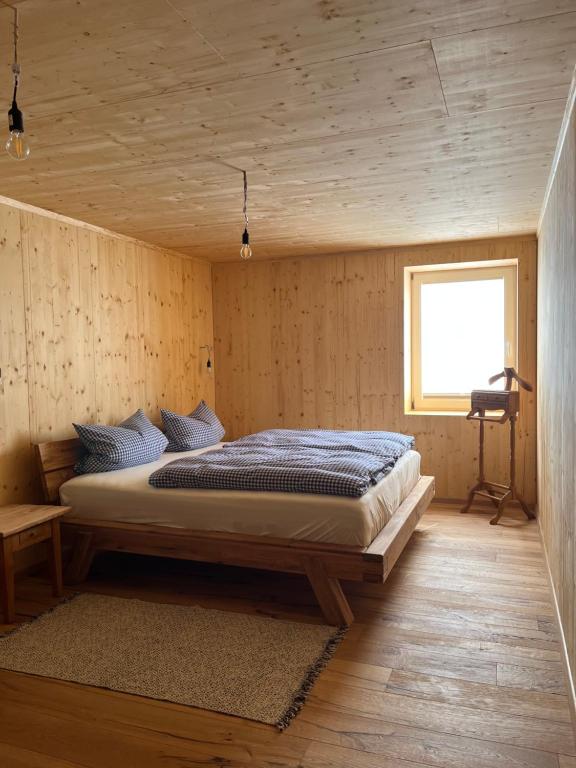 1 dormitorio con 1 cama en una habitación de madera en Ferienwohnungen im Teichland Linum, en Linum