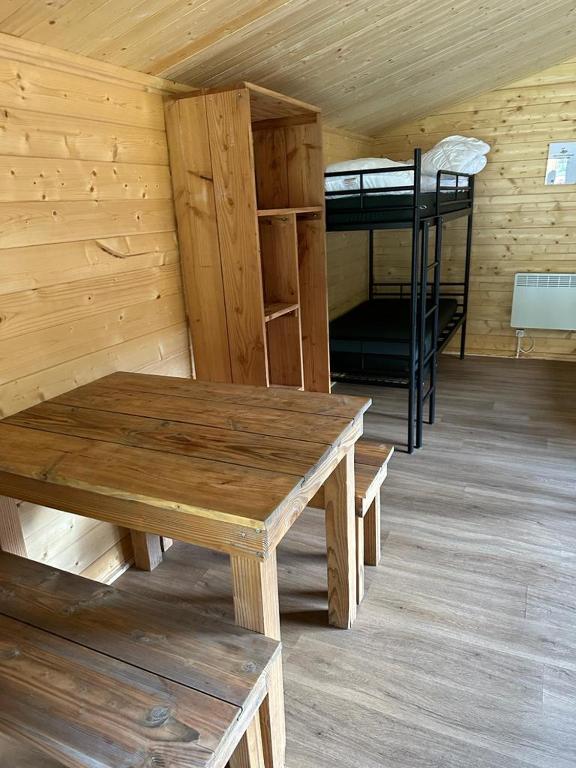 Palanda nebo palandy na pokoji v ubytování Camping Kautenbach