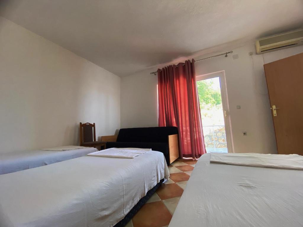 Postel nebo postele na pokoji v ubytování Apartments Ajdin