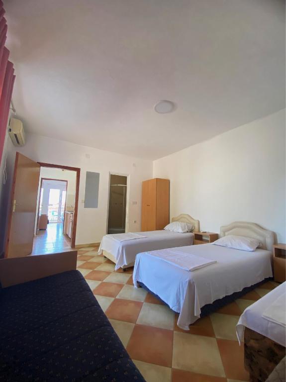 Postel nebo postele na pokoji v ubytování Apartments Ajdin