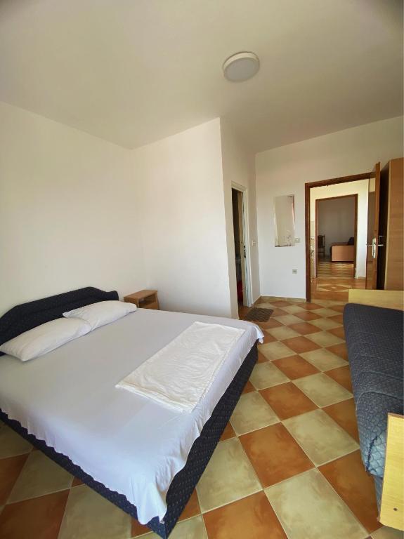 Postel nebo postele na pokoji v ubytování Apartments Ajdin