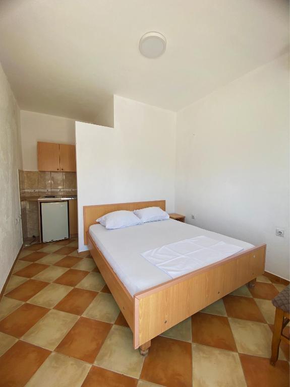 Postel nebo postele na pokoji v ubytování Apartments Ajdin