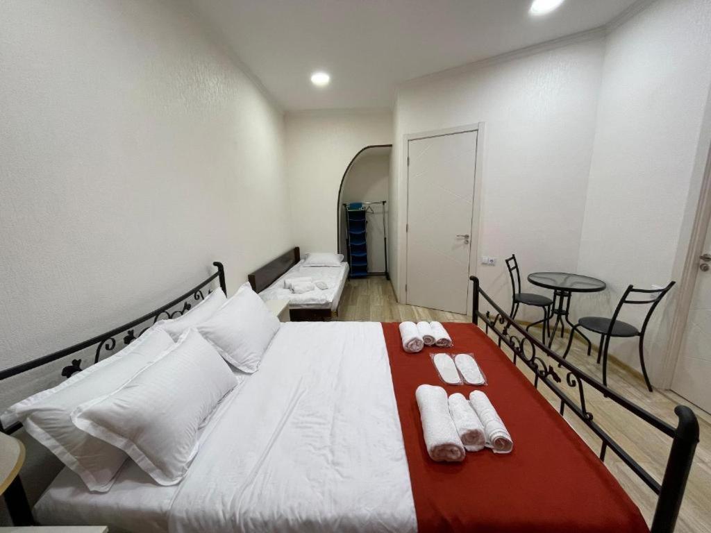 Postel nebo postele na pokoji v ubytování AA Hotel