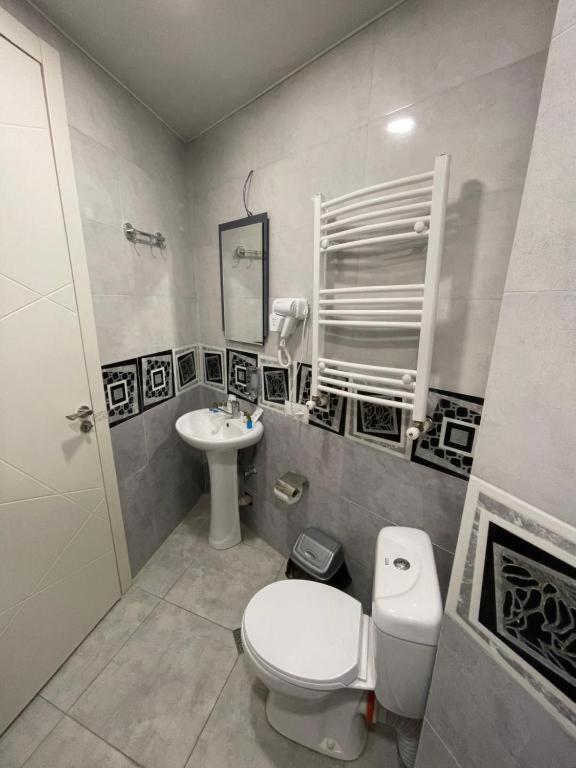 Koupelna v ubytování AA Hotel