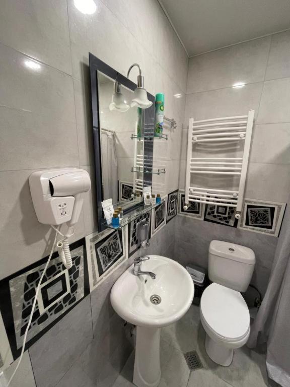 Koupelna v ubytování AA Hotel