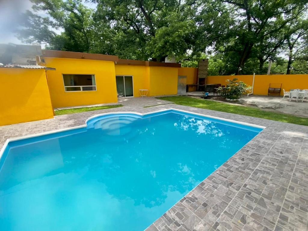 een zwembad voor een geel huis bij Casa Vergel Hotel Boutique in Lamadrid