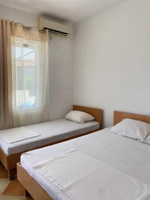 Postel nebo postele na pokoji v ubytování Apartments Ajdin