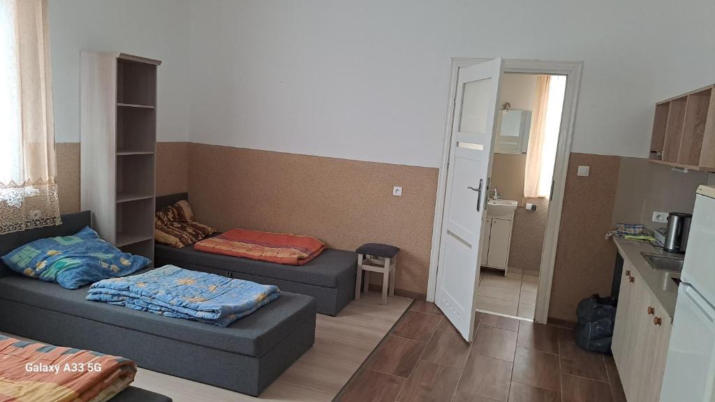 Noclegi , pokoje gościnne - Viervoudigende Kamer Met Een Eigen Externe Badkamer