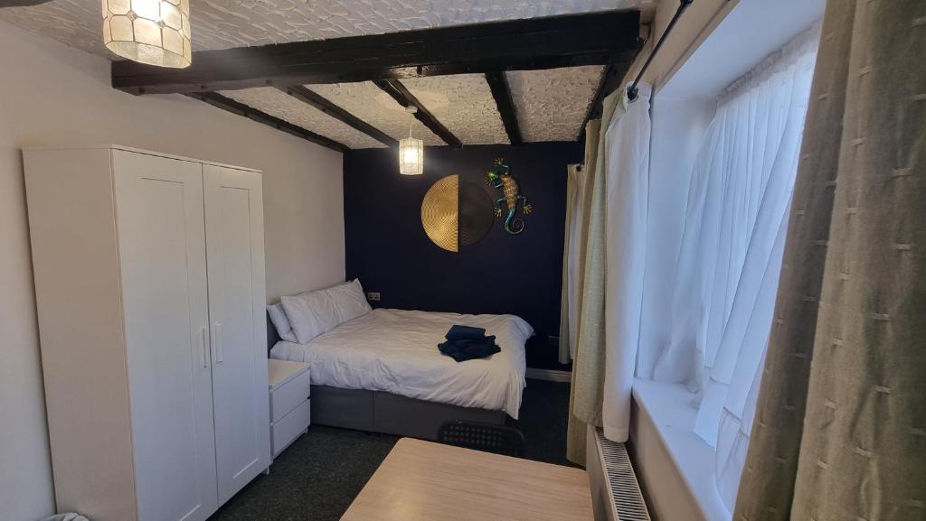 a small bedroom with a bed and a window at En Suite room with kitchen facilities in Nottingham