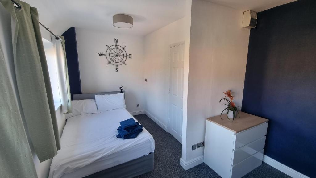 a small bedroom with a bed and a window at En suite room with kitchen facilities in Nottingham