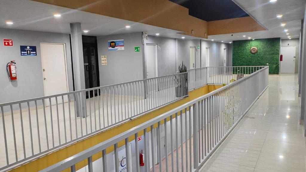 un couloir vide d’un hôpital avec dans l'établissement Capital Hotel, à Monclova