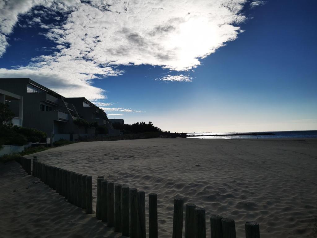 vista su una spiaggia con recinzione di Villa spacieuse et stylée à 50m de la plage a Carnon-Plage