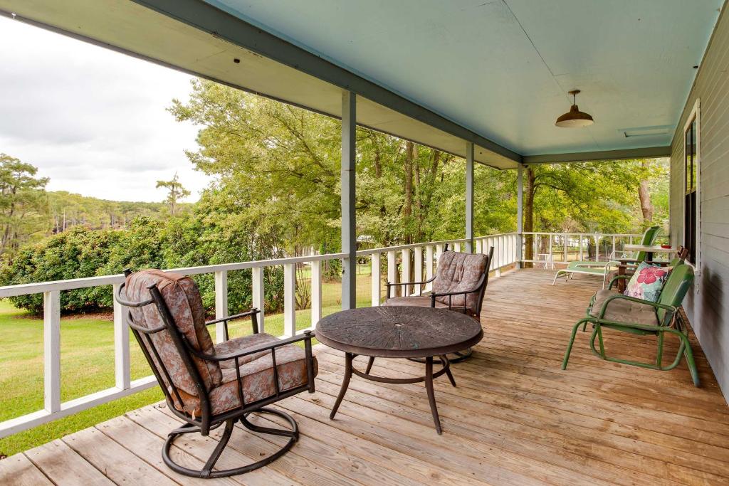 eine abgeschirmte Veranda mit Stühlen und einem Tisch in der Unterkunft Doyline Cottage with Large Porch and Lake Access! 