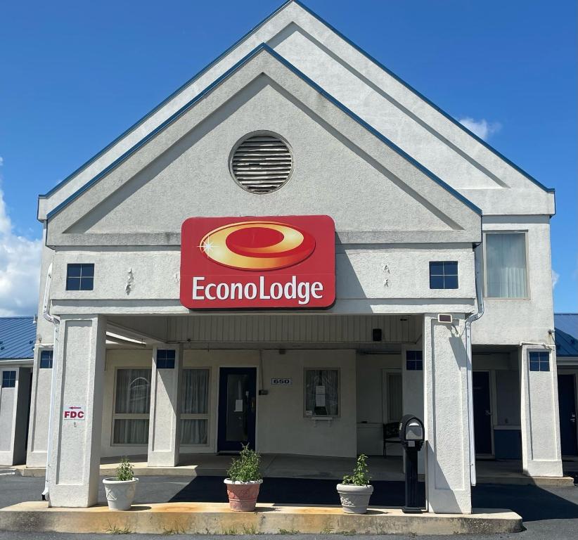 Un bâtiment avec un panneau colombien sur lui dans l'établissement Econo Lodge, à Mechanicsburg