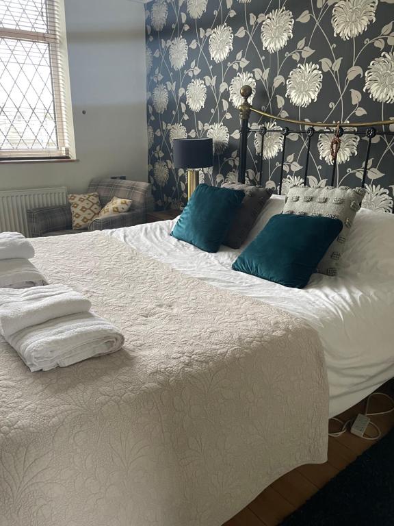 King size bed & en suite rolled top bath private lane