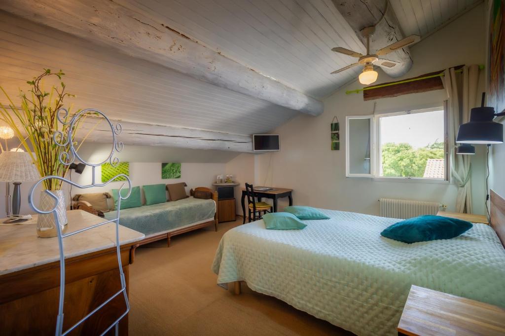 Postel nebo postele na pokoji v ubytování Logis Auberge De Tavel