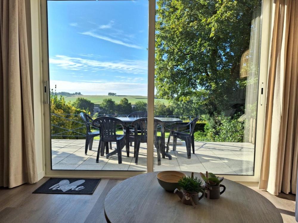 Zimmer mit einer großen Glastür, die auf eine Terrasse führt. in der Unterkunft Domein Hellebeuk met UITZICHT! Valkenburg/Klimmen in Klimmen