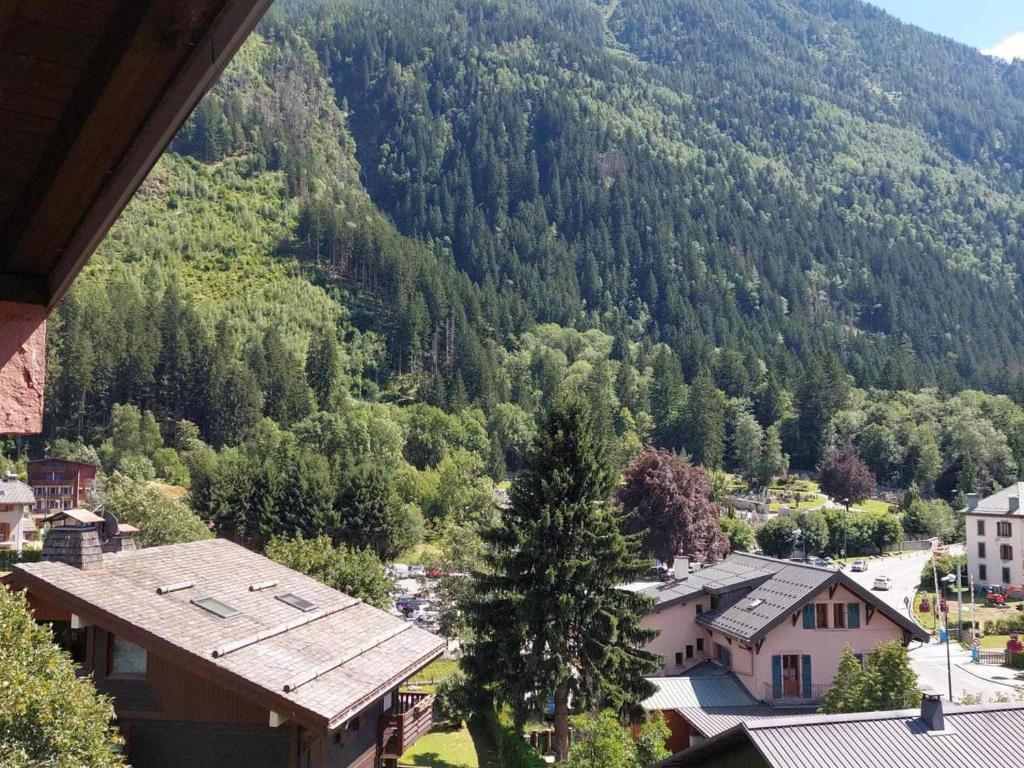een luchtzicht op een berg met een stad en bomen bij Appartement Chamonix-Mont-Blanc, 3 pièces, 6 personnes - FR-1-517-15 in Chamonix-Mont-Blanc