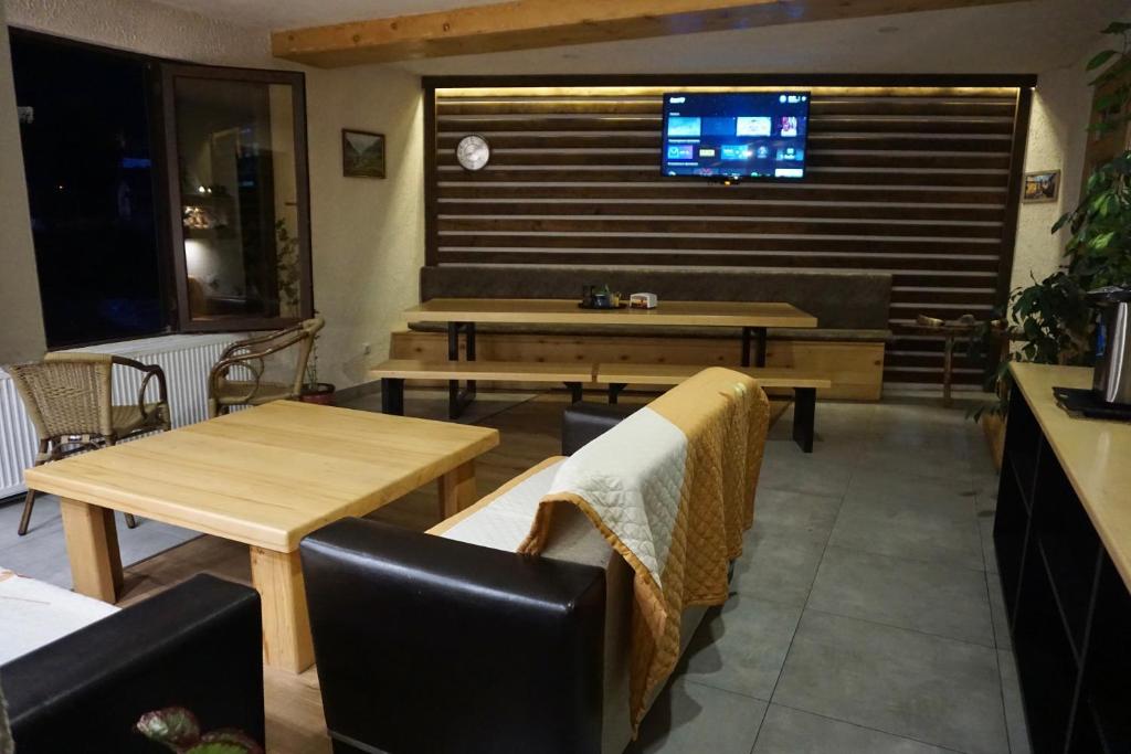 TV a/nebo společenská místnost v ubytování Mestia Panorama